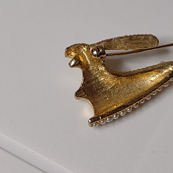 Gold Tone Faux Pearl Cat Brooch With Green Eyes - Picture 9 of 15